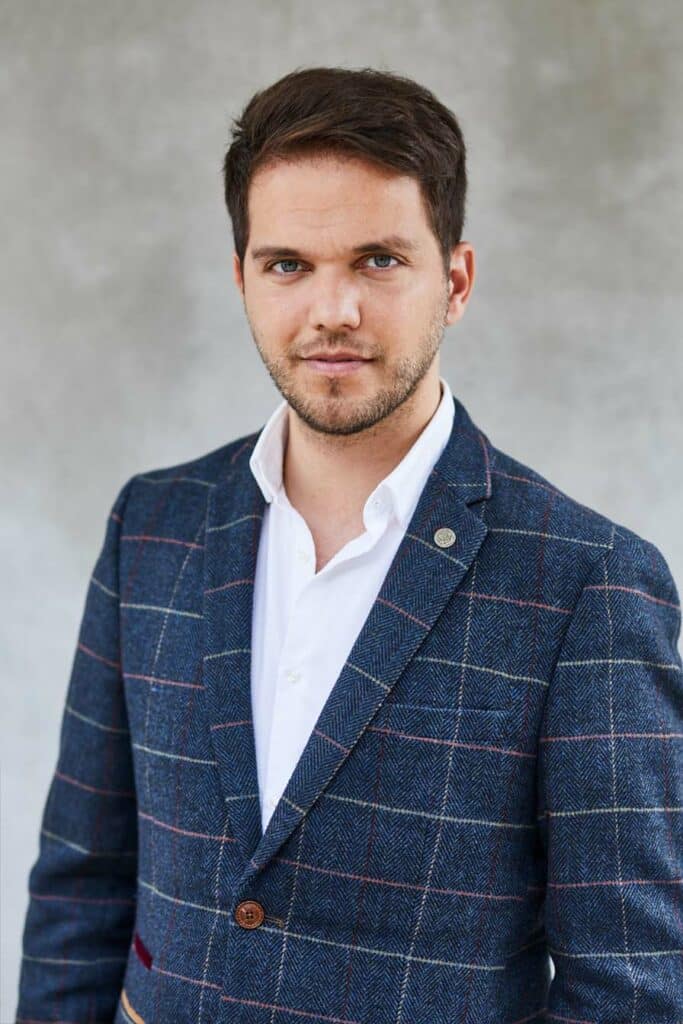 Porträt von Alessandro Lo Cacciato, CEO der Agentur Trelios in Hannover